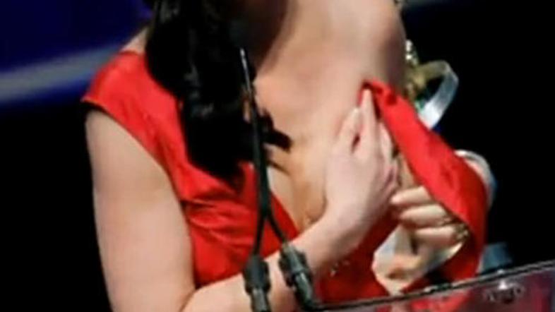 Katherine se ni zmenila za strgano naramnico.