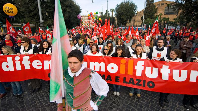 Največji italijanski sindikat vladi Silvia Berlusconija očita, da se ni pravilno