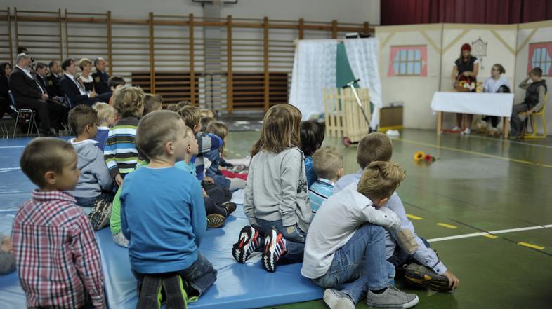 slovenija 02.09.13, sola, prvi solski dan, solarji, starsi, otroci, prvosolcki, 