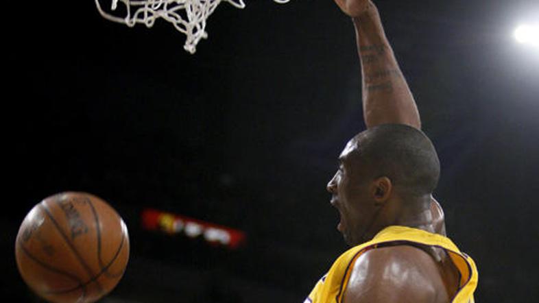 Dovolje je bilo, da je Bryant igral le sedem minut in Lakersi so zmagali še dese