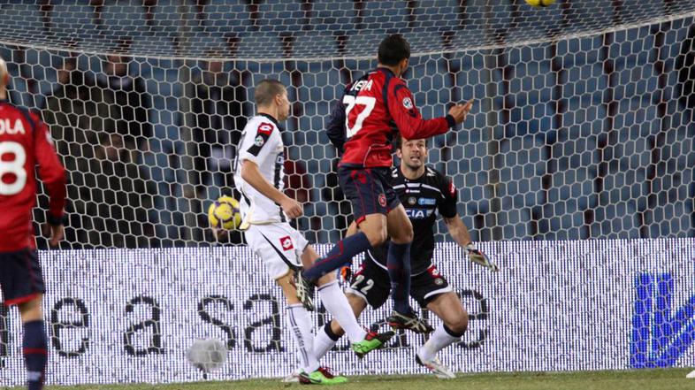 Samir Handanović (v ozadju) se bo lahko z Udinesejem zdaj posvetil izključno obs