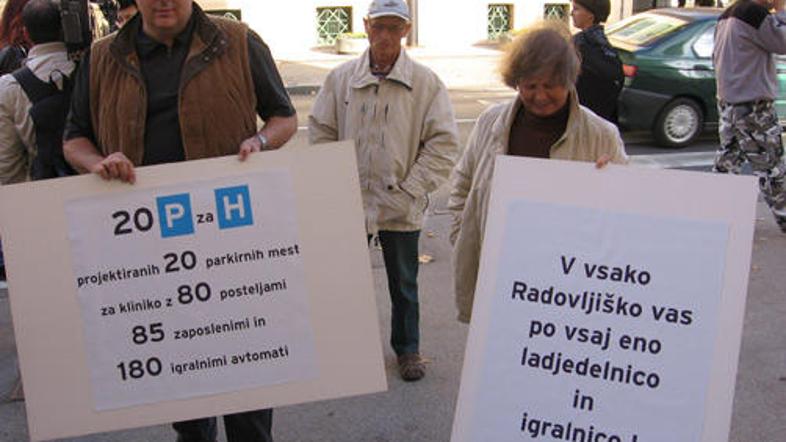 Člani civilnega gibanja so pred radovljiško občinsko stavbo s transparenti opozo