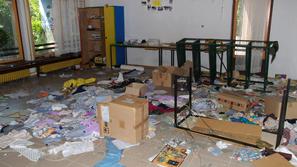 Občina bi kot dober lastnik morala zavarovati objekt in preprečiti objestno “igr