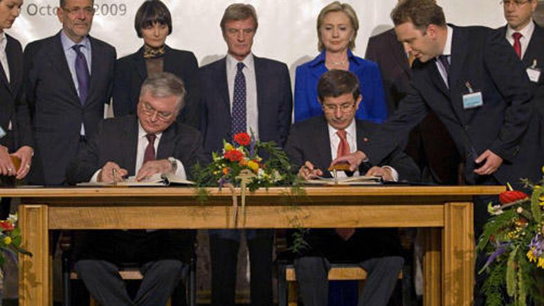 Na slovesnosti ob podpisu v Zürichu je bilo prisotnih več visokih predstavnikov 
