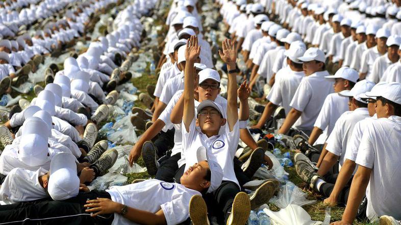 Kitajci domina človeška domina študenti študentje