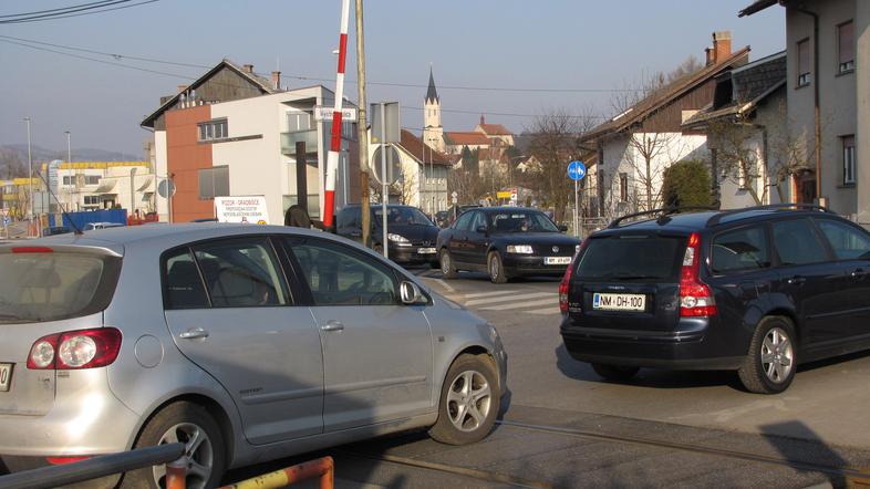 Prehod ceste čez železnico pri postaji Kandija je skoraj hkrati tudi križišče s 