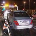 Mercedesa so policisti odpeljali. Hamilton pa je pot nadaljeval peš. (Foto: Reut