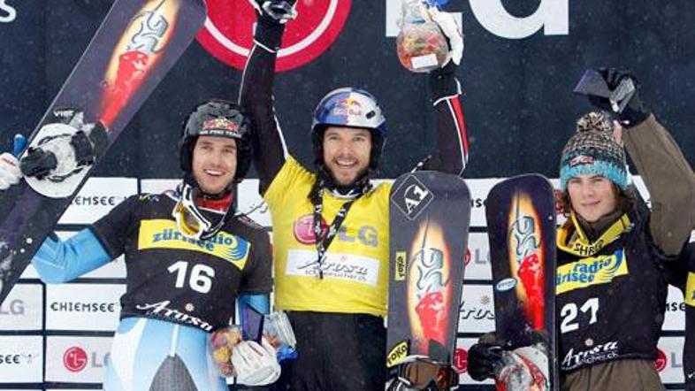 Žan Košir (desno) je v Arosi prvič stopil na oder za zmagovalce.