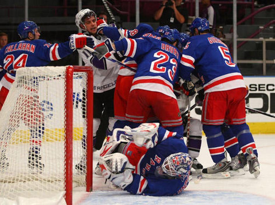 Anže Kopitar (v belem dresu) tokrat ni bil strelsko navdahnjen.