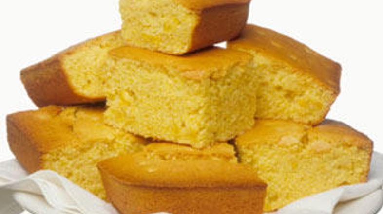 Koruzni hlebček bo najbolj prijal za zajtrk, ob kavici in marmeladi.