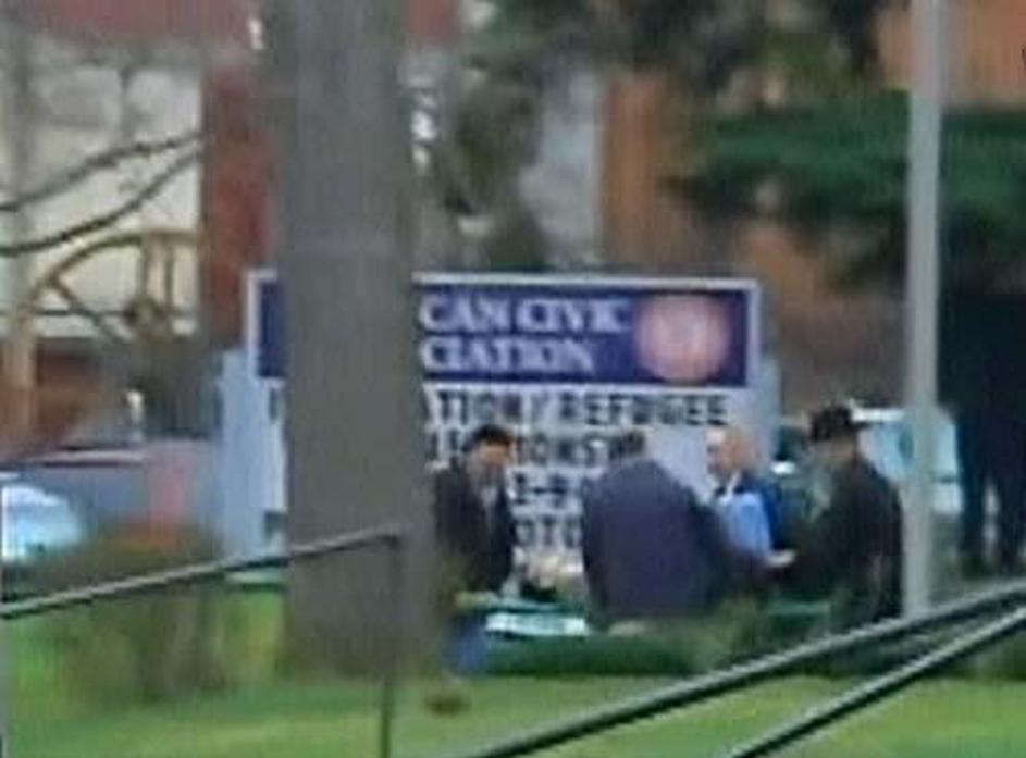 Napadalec je več ur zadrževal okoi 40 talcev.