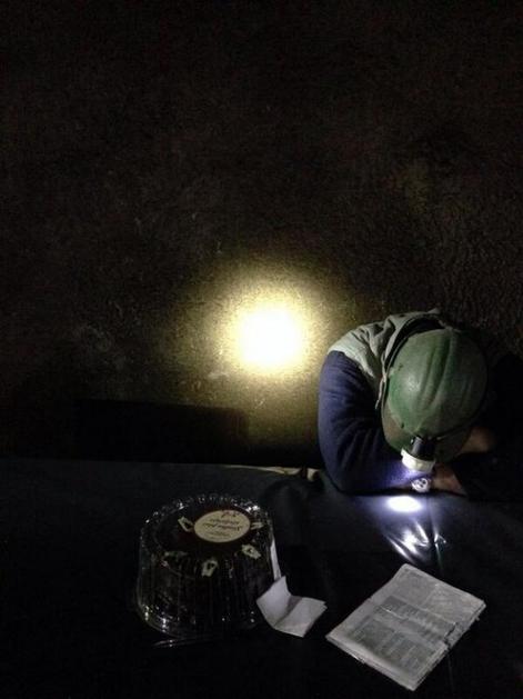 Rudar praznuje abrahama med štrajkom  v Rudniku Trbovlje-Hrastnik