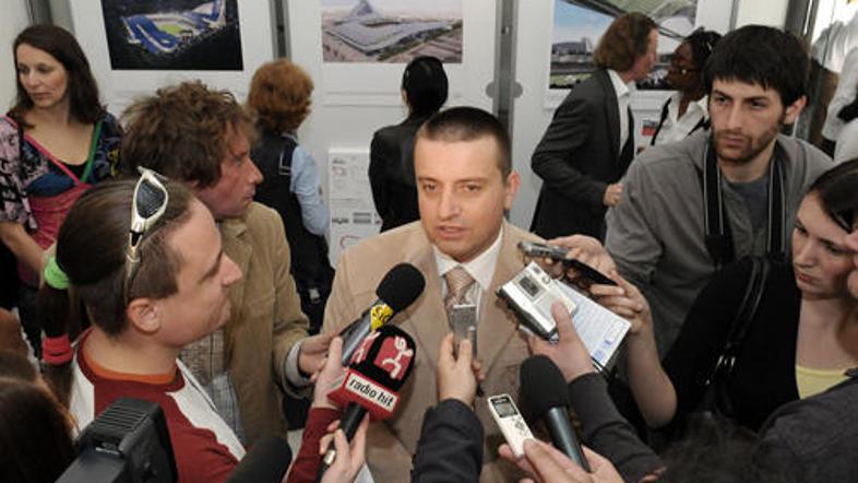 Joc Pečečnik je te dni zelo dobre volje.