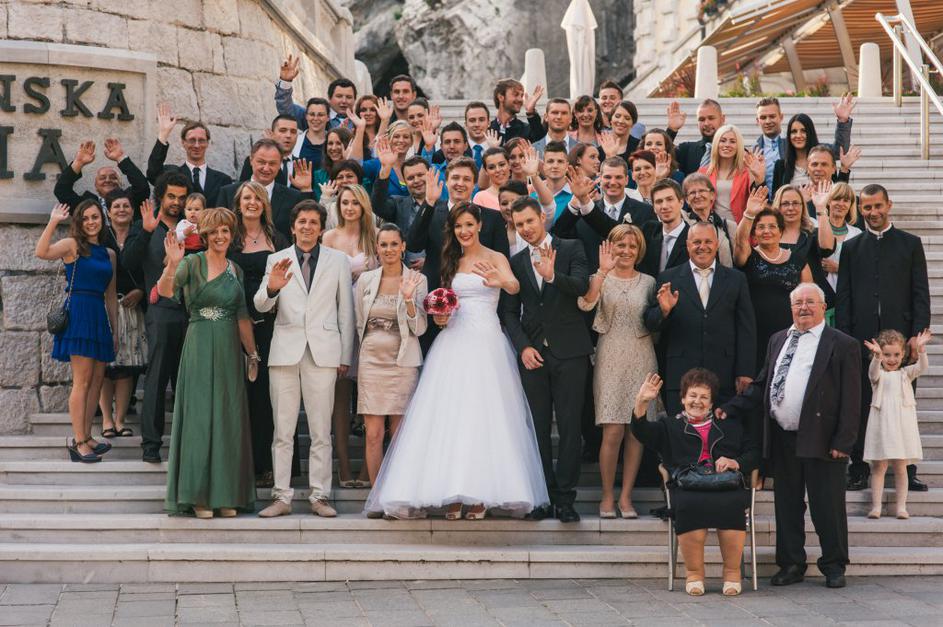 Žurnalova sanjska poroka na Predjamskem gradu