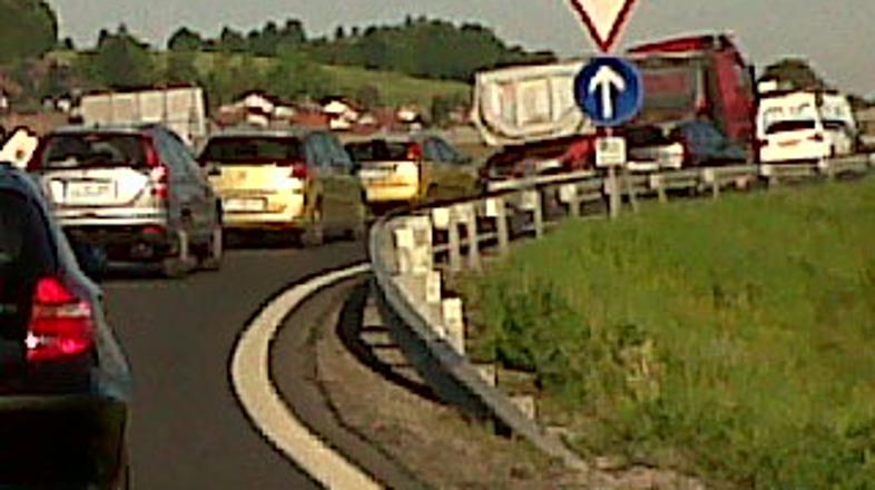 Zastoji na dolenjski avtocesti v smeri Ljubljane. (Foto: bralka)