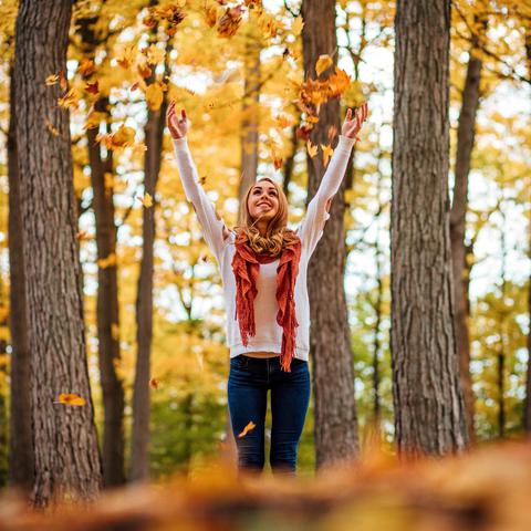 ženska, jesen, gozd, narava, sprehod, veselje, sreča, smeh,