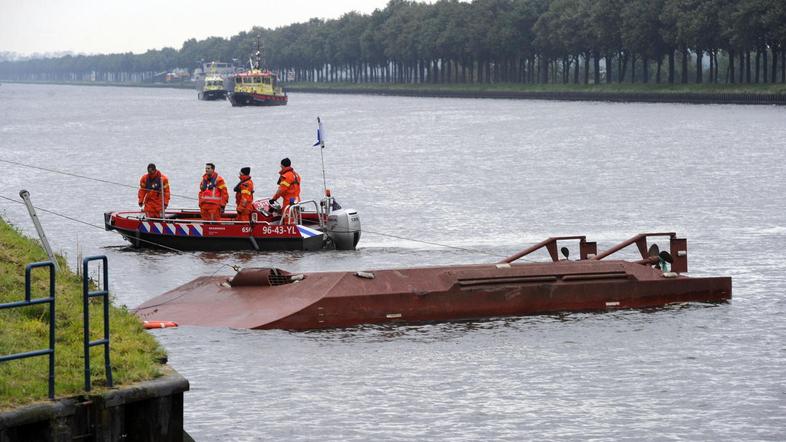 Prevrnjeni trajekt. (Foto: EPA)