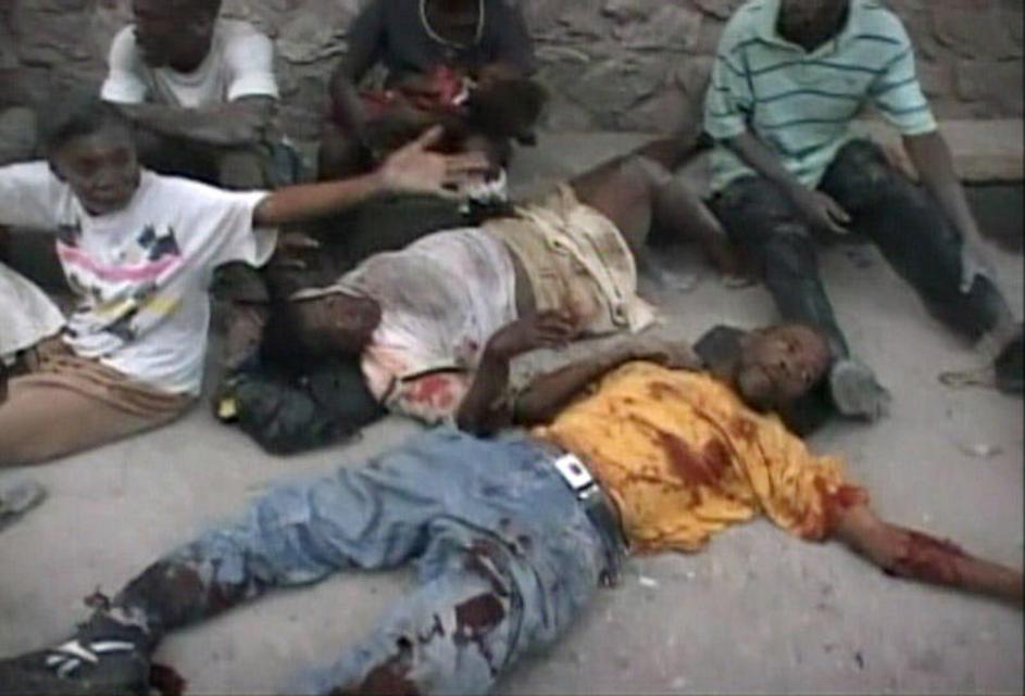 Številni prebivalci so po potresu poškodovani obležali na ulicah. (Foto: Reuters