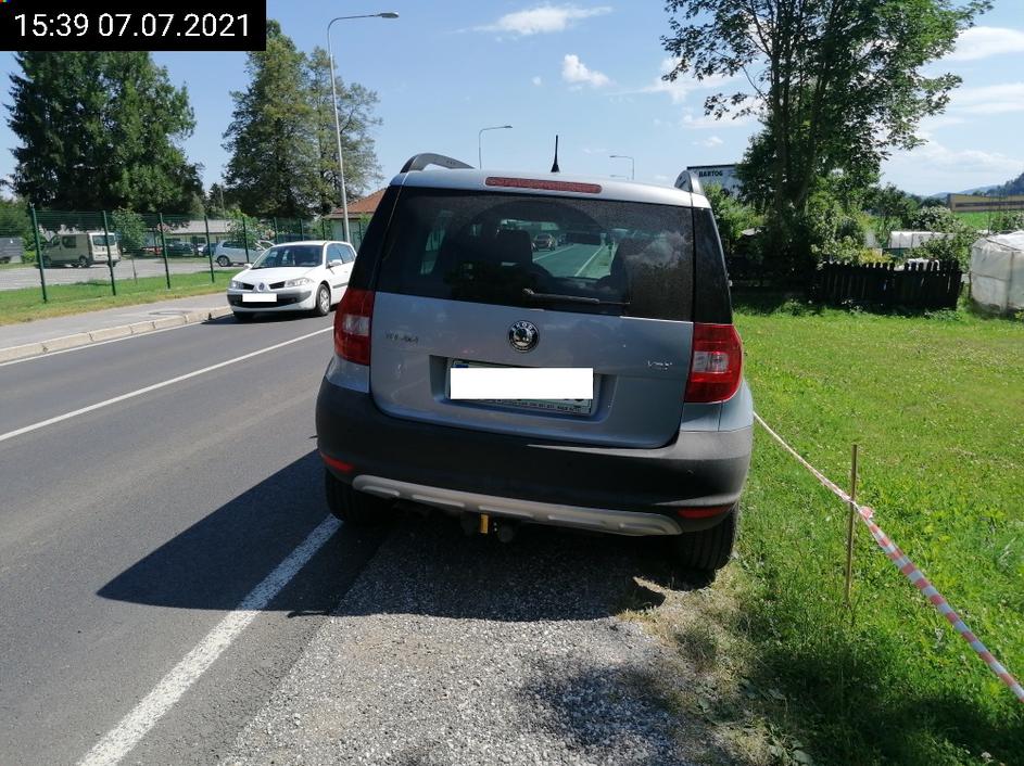 Nepravilno parkiranje ob kranjski vojašnici