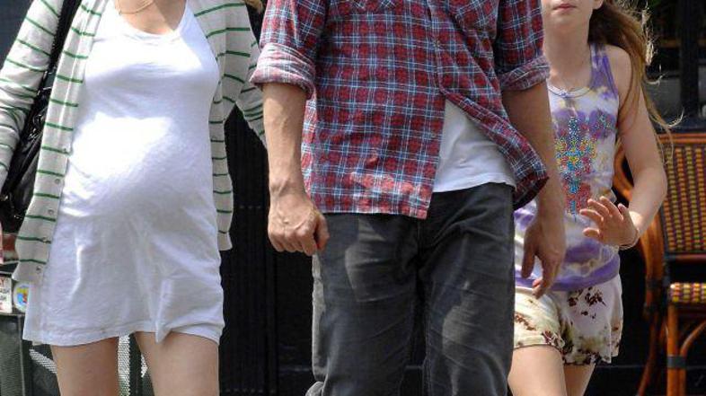 Ethan pričakuje novega otroka, iz prejšnjega zakona pa ima že dva.