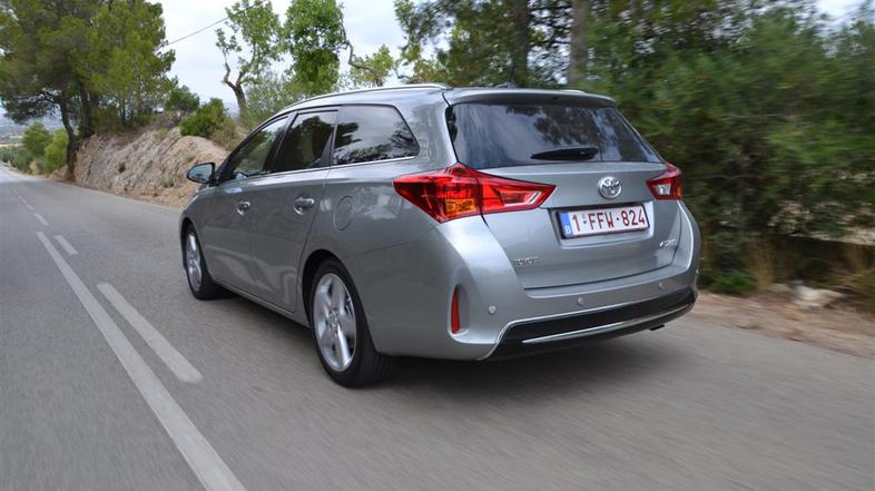 Toyota auris touring sports