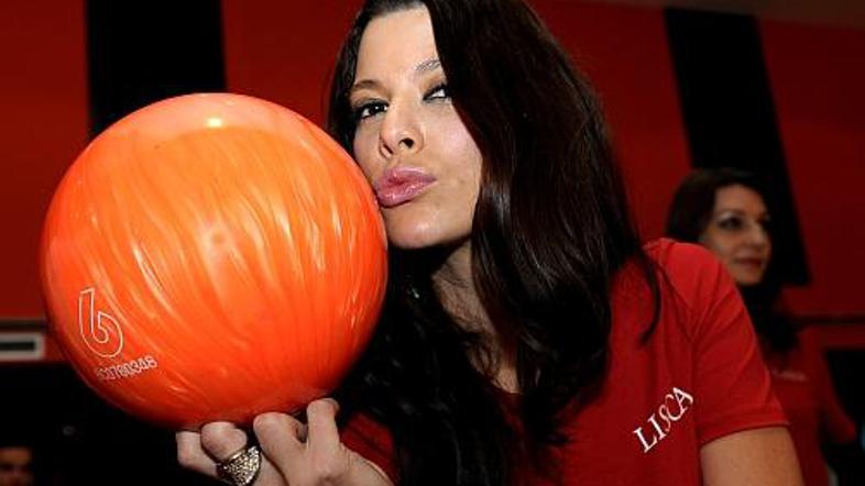 V podiranju kegljev se je poskusila tudi Iris Mulej.