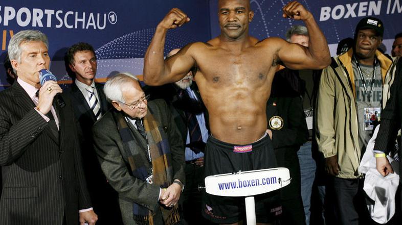 Evander Holyfield bo v ring stopil prvič po decembru 2008, ko je izgubil proti R