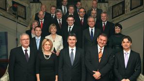 Nova hrvaška vlada. Na sredini premier Zoran Milanović.