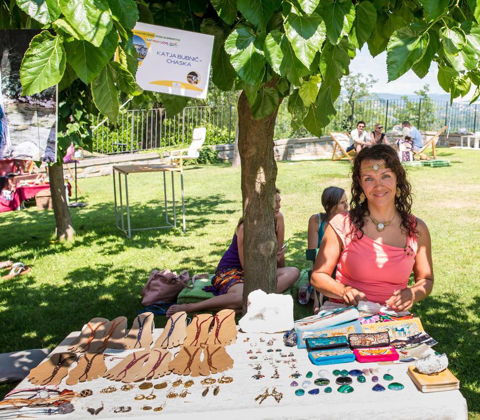 Katja Bubnič prodaja izdelke na stojnici | Avtor: Katja Bubnič