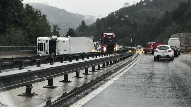 Prevrnjen tovornjak na štajerski avtocesti