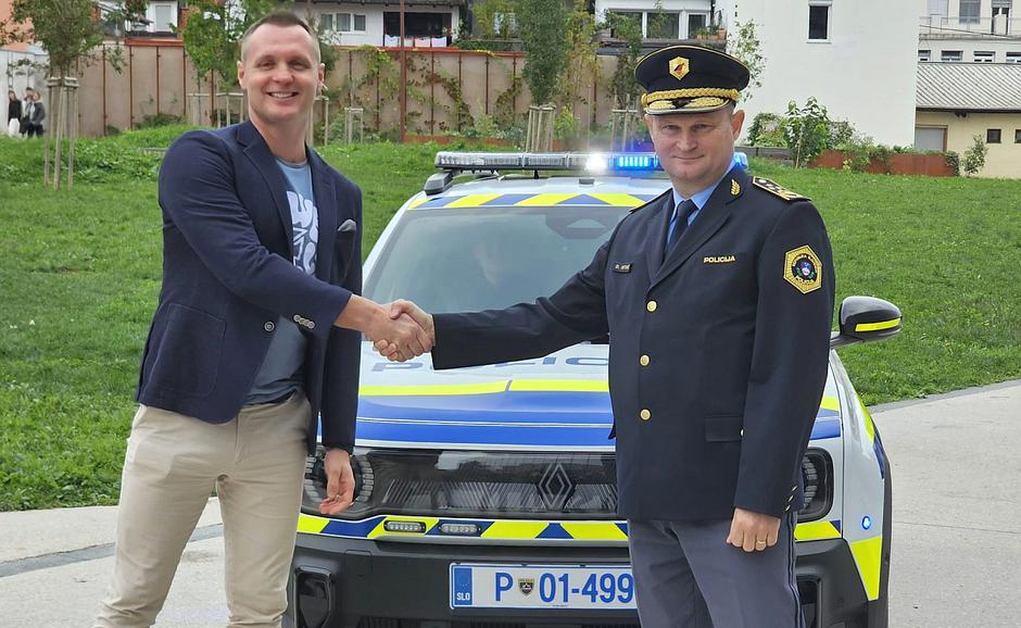 Policijski renault 4 E-tech | Avtor: Matija_Janežič