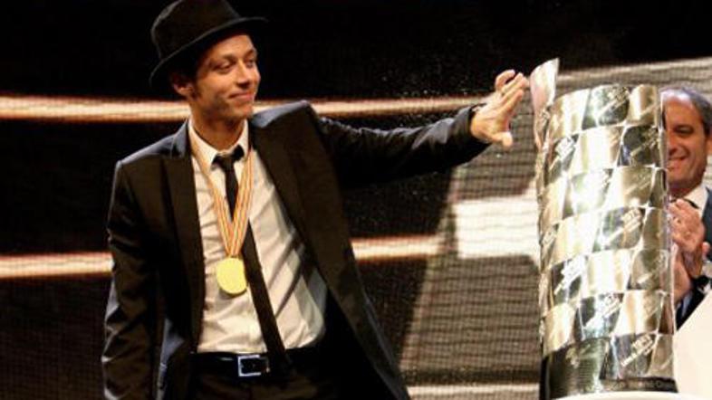 Veliki pokal, ki ga je Valentino Rossi prejel za naslov svetovnega prvaka.