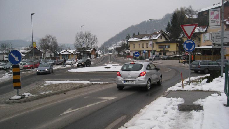 V šmarskem krožišču tri tedne ne bo mogoče zavijati proti Planini. (Foto: Živa Z