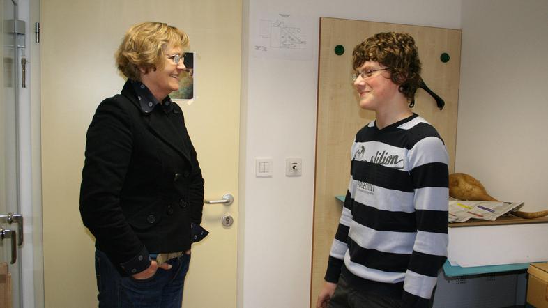 Mentorica Meta Plauštajner in Žan Laznik, zmagovalec natečaja. (Foto: Živa Zakše