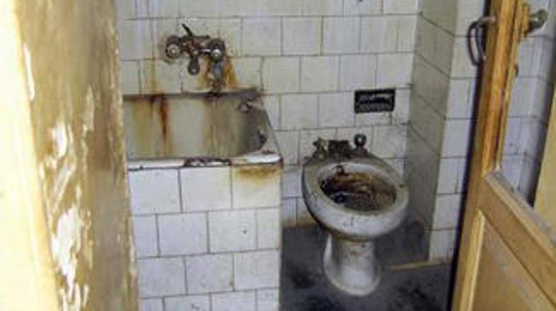 Policisti so Marijo našli v že 18 let neočiščeni sobi, polni iztrebkov.