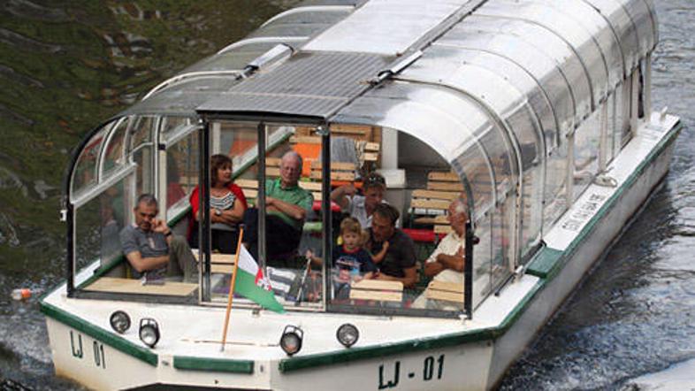 Na Upravni enoti Ljubljana so pojasnili, da postopek za izdajo dovoljenja traja 