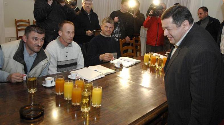 Sporazum so podpisali štirje predstavniki kmetov, eden je podpis zavrnil, češ da