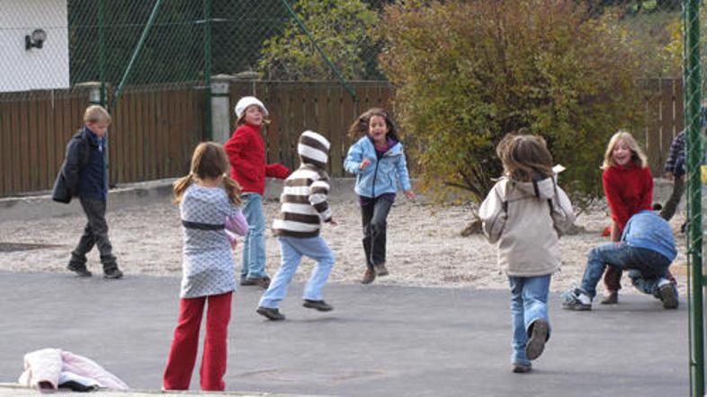 Igral pri podružnični šoli Podljubelj še ni, kar pa otroške domišljije pri igri 