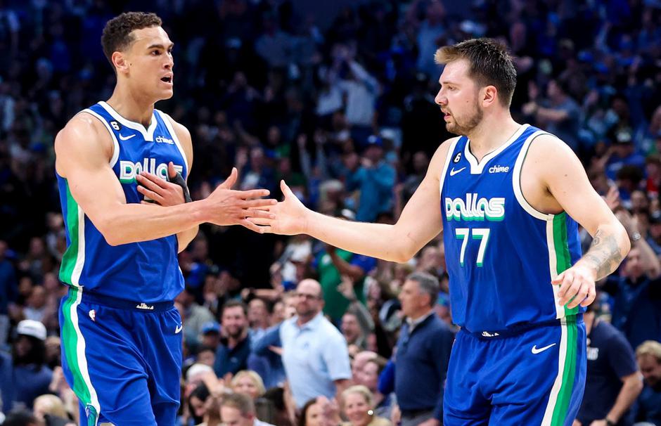 Luka Dončić in Dwight Powell | Avtor: Profimedia