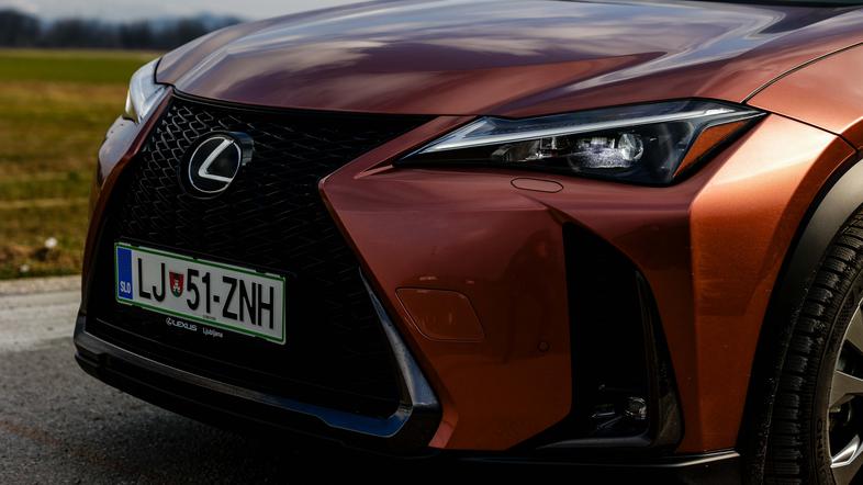 Lexus UX 300F