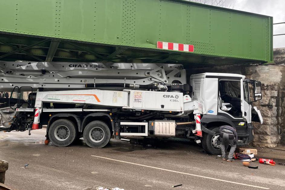 zagozden tovornjak pod nadvozom v Solkanu