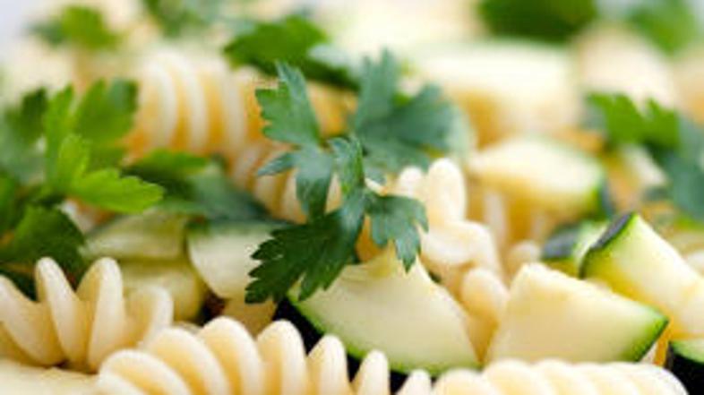 Okrasite z lističi peteršilja.