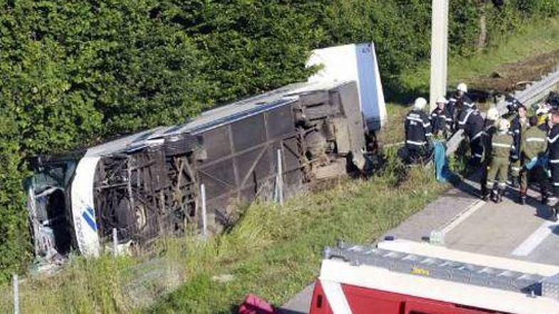 Posledice bi bile lahko še hujše, saj je avtobus le za malo zgrešil železni steb