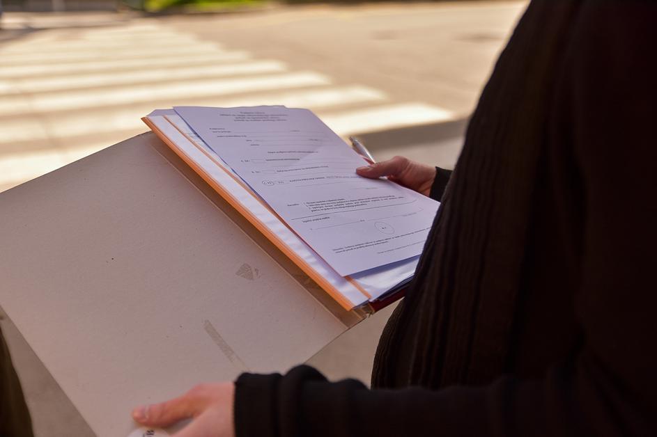 Zbiranje podpisov, Inštitut. 8. marec