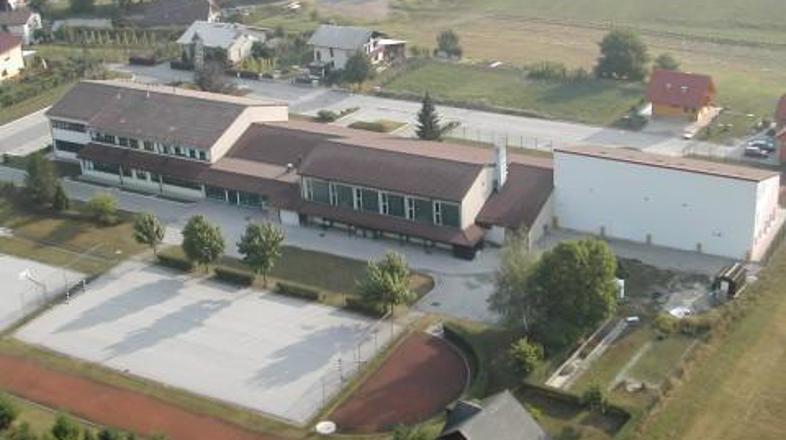 Osnovnošolci bodo po dveh mesecih spet lahko sedli v klopi svoje matične šole.