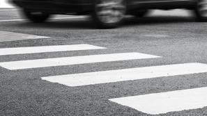 Prehod za pešce in avtomobil