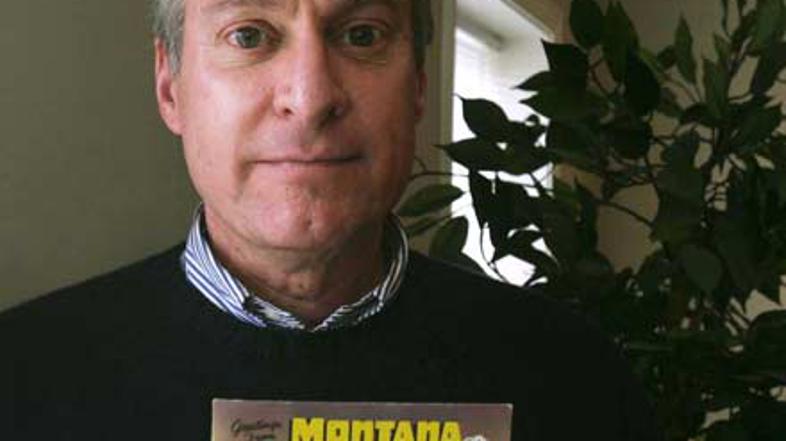 Dave Conn je presenečeno pogledal, ko je v svojem predalu zagledal kartico iz le