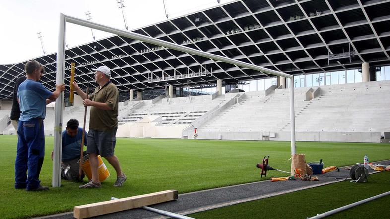 Čeprav ne stadion ne dvorana ne bosta končana do roka, politični analitiki menij