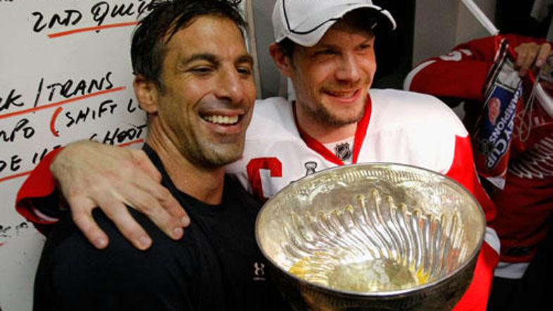Chris Chelios (levo) bo po osvojenem Stanleyjevem pokalu vztrajal vsaj še eno se