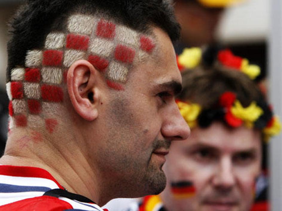 V Celovcu se od sinoči zbirajo hrvaški in nemški navijači.